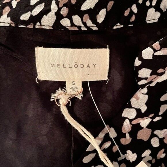 MELLODAY Flowy Ruffle Bottom Blouse Small NWT - Picture 4 of 6